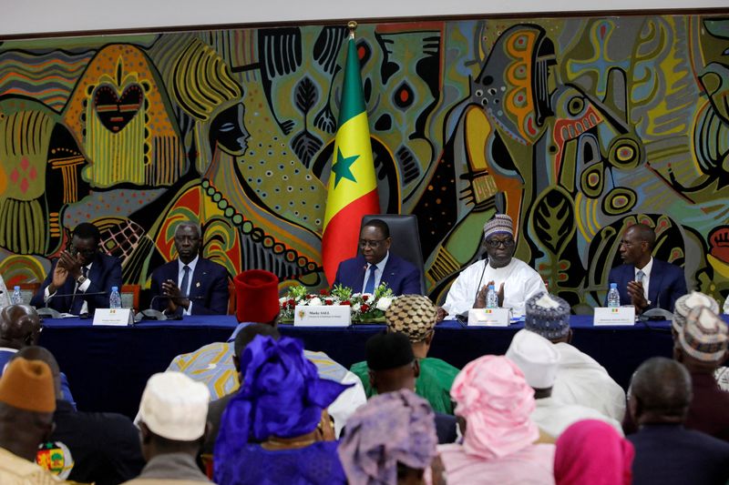 &copy; Reuters. الرئيس السنغالي ماكي سال خلال حضوره حوارا وطنيا يهدف لخفض التوتر السياسي والعنف قبل انتخابات فبراير شباط 2024 في دكار يوم 31 مايو أيار 2023. تصوي