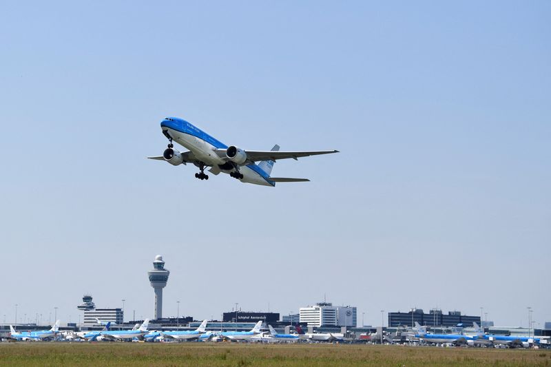 &copy; Reuters. FILE PHOTO: An airplane takes off from Schiphol Airport in Amsterdam, Netherlands June 16, 2022. REUTERS/Piroschka van de Wouw/File Photo