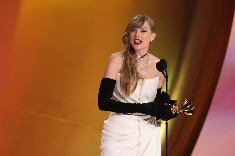 &copy; Reuters. Taylor Swift recebe prêmio Grammy em Los Angeles
04/02/2024 REUTERS/Mike Blake