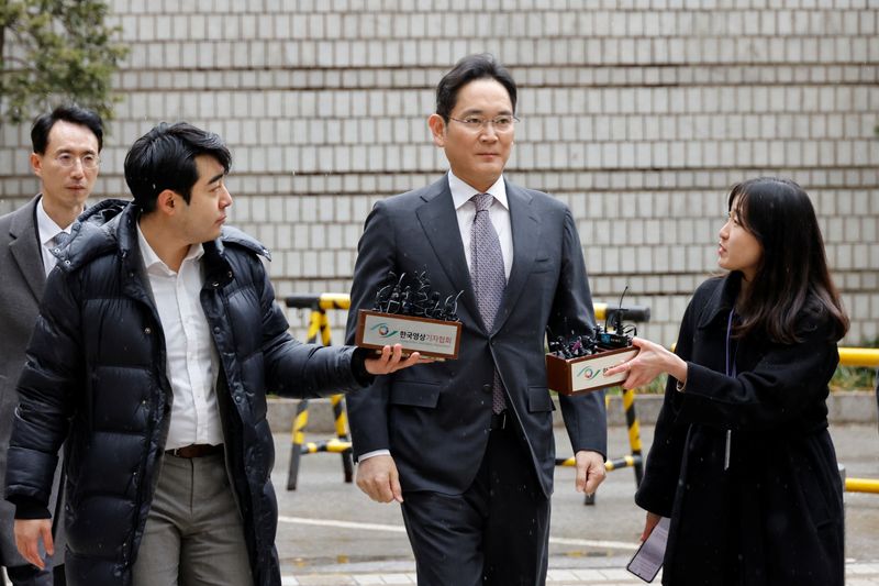 &copy; Reuters. Presidente da Samsung Electronics, Jay Y. Lee, chega para tribunal em Seul 
05/02/2024 REUTERS/Kim Soo-hyeon
