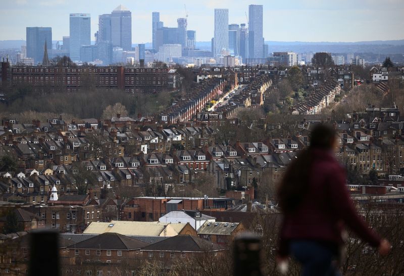 &copy; Reuters. Rows of houses lie in front of the Canary Wharf skyline in London, Britain, March 19, 2023. REUTERS/Henry Nicholls/ File Photo