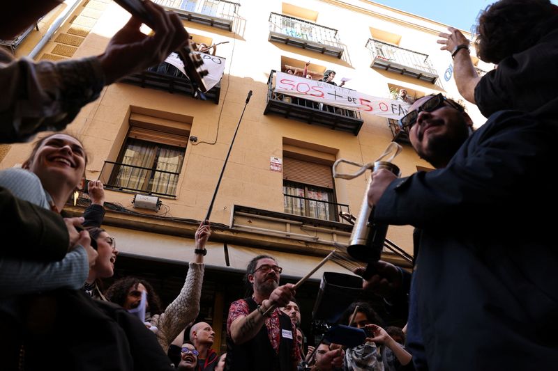 &copy; Reuters. Artistas actúando durante una acción de protesta frente a un edificio cuyos residentes temen ser desalojados en caso de que lo compre un fondo de inversión inmobiliaria, en Madrid, España. 3 de febrero de 2024. REUTERS/Violeta Santos Moura