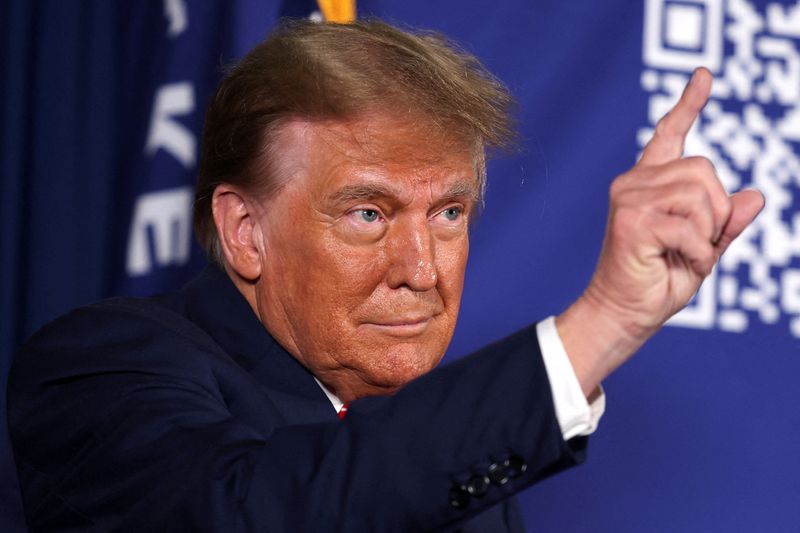 &copy; Reuters. L'ex presidente degli Stati Uniti e candidato repubblicano alla presidenza Donald Trump fa un gesto con il dito mentre partecipa a un comizio in vista delle elezioni primarie nel New Hampshire a Laconia, New Hampshire, Stati Uniti, il 22 gennaio 2024. REU