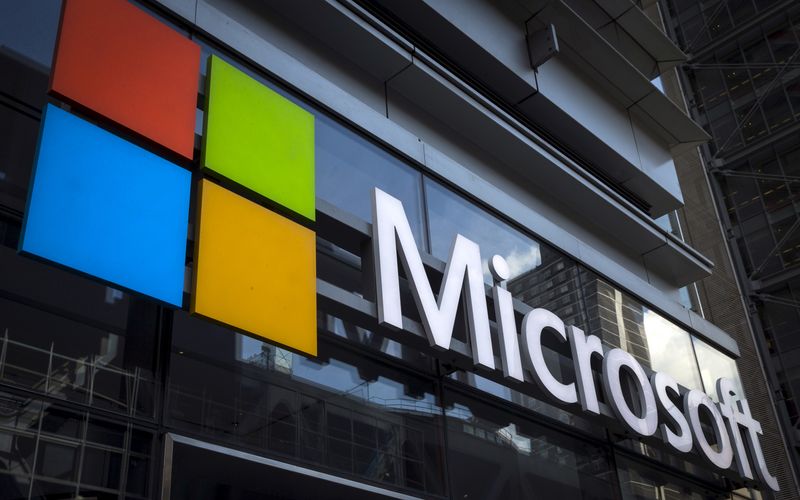 © Reuters. A Microsoft logo is seen on an office building in New York City, July 28, 2015. REUTERS/Mike Segar/File Photo