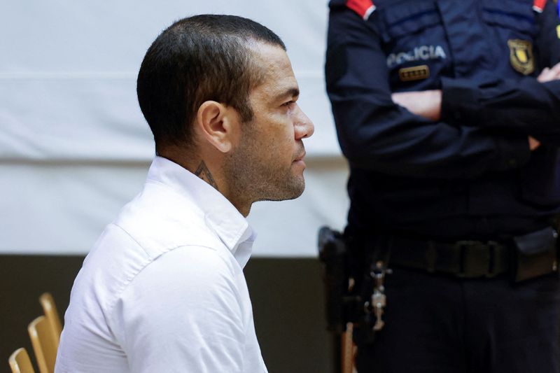 © Reuters. Foto del lunes del exfutbolista brasileño Dani Alves en una corte en Barcelona
Feb 5, 2024. Alberto Estevez/Pool via REUTERS 