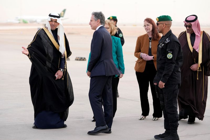 &copy; Reuters. Foto del lunes del secretario de Estado de EEUU Antony Blinken a su llegada al King Khalid International Airport en Riad 
Feb. 5, 2024.     Mark Schiefelbein/Pool via REUTERS