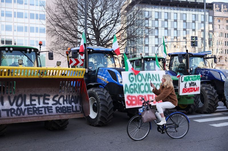 &copy; Reuters. Une manifestation des agriculteurs contre les politiques agricoles européennes, à Milan. /Photo prise le 5 février 2024/REUTERS/Claudia Greco