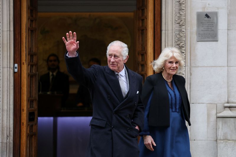 &copy; Reuters. Foto de archivo del rey Carlos de Inglaterra abandonando la Clínica de Londres con la reina Camilla después de recibir tratamiento por un agrandamiento de la próstata en Londres, el 29 de enero de 2024. REUTERS/Hannah McKay