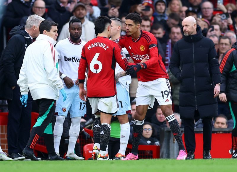 &copy; Reuters. Feb 4, 2024 
Foto del domingo del defensor de Manchester United Raphael Varane entra al campo en reemplazo de Lisandro Martinez 
REUTERS/Carl Recine 