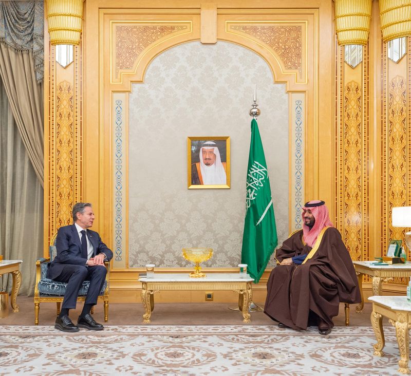 © Reuters. وزير الخارجية الأمريكي أنتوني بلينكن لدى لقائه ولي العهد السعودي الأمير محمد بن سلمان في الرياض يوم الاثنين. صورة لرويترز من وكالة الأنباء السعودية