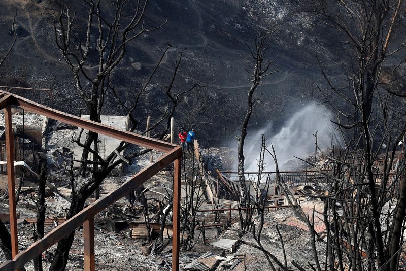 &copy; Reuters. Foto del lunes de restos de casas quemadas en Viña del Mar
Feb 5, 2024. REUTERS/Rodrigo Garrido 