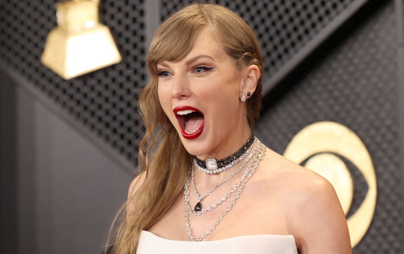 &copy; Reuters. Taylor Swift posa no tapete vermelho da 66ª edição do Grammy Awards em Los Angeles, Califórnia, EUA
04/02/2024
REUTERS/Mario Anzuoni