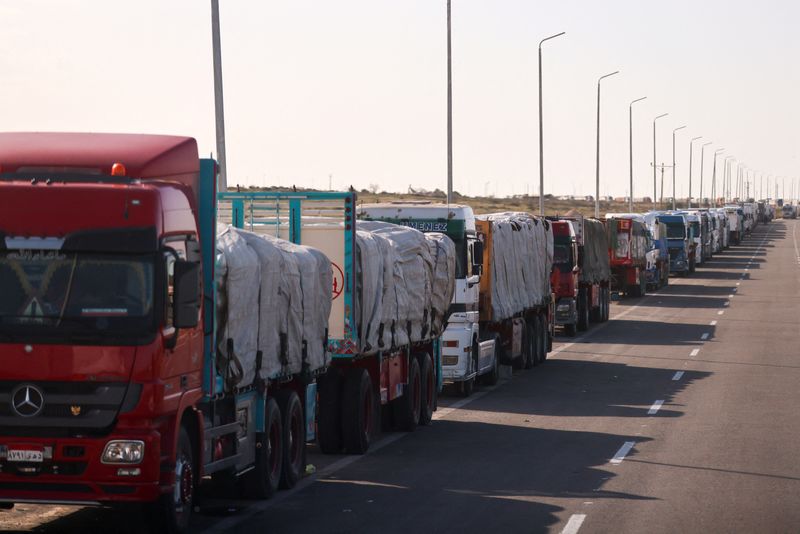 &copy; Reuters. FILE PHOTO: Trucks carrying aid line up near the Rafah border crossing between Egypt and the Gaza Strip, amid the ongoing conflict between Israel and Palestinian Islamist group Hamas, in Rafah, Egypt, February 1, 2024. REUTERS/Mohamed Abd El Ghany