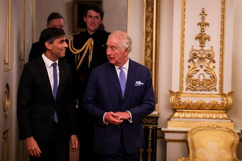 &copy; Reuters. ARCHIVO. El rey Carlos de Inglaterra camina junto al primer ministro británico Rishi Sunak en una recepción en el Palacio de Buckingham Palace. November 27, 2023. DANIEL LEAL/Pool via REUTERS