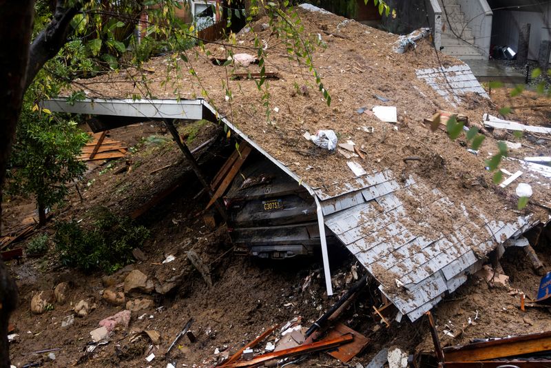 © Reuters. The remains of a home destroyed by a mudslide caused by the ongoing rain storm in Los Angeles, California, U.S., February 5, 2024.  REUTERS/Aude Guerrucci