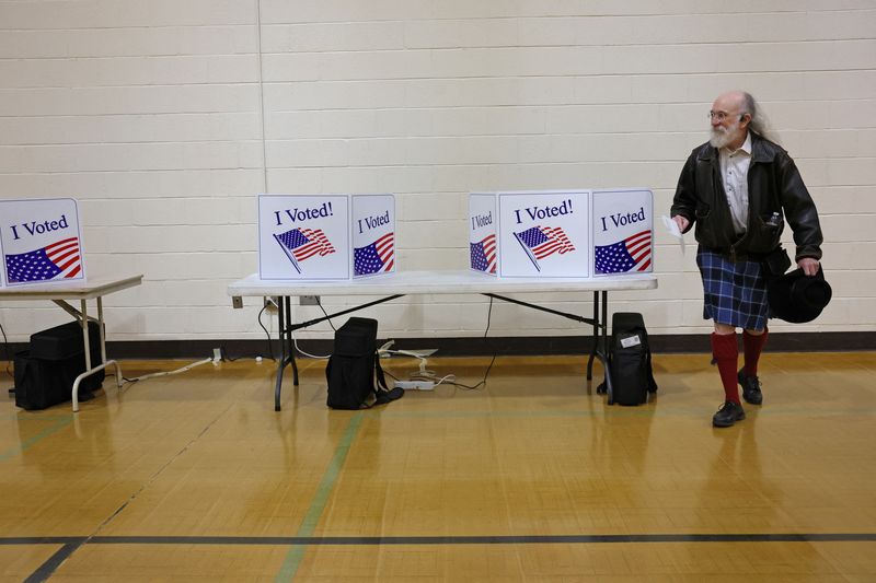 &copy; Reuters. Ken Sallenger carries his ballot to be tabulated while voting in the Democratic presidential primary election at Kilbourne Park Baptist Church in Columbia, South Carolina, U.S., February 3, 2024. REUTERS/Leah Millis/File Photo