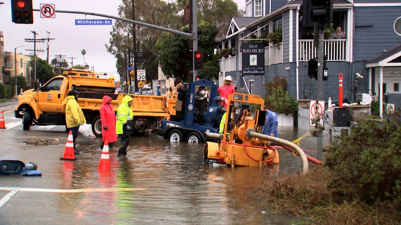 © Reuters. Workers pump flood water from the street surrounding the Inn at Playa del Rey, after heavy rains hit Southern California, in Los Angeles, California, U.S., February 5, 2024, as seen in this scree grab taken from a video. REUTERS/Sandra Stojanovic