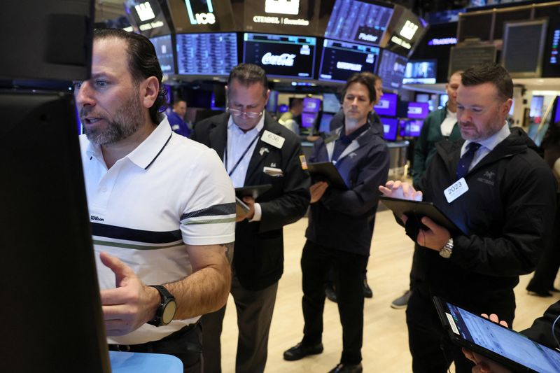 &copy; Reuters. 　ＪＰモルガンが３日に出した顧客向けノートによると、米地銀株が先週急落したことで、世界のヘッジファンドは含み益を得たとみられる。ニューヨーク証券取引所で１日撮影（２０２４