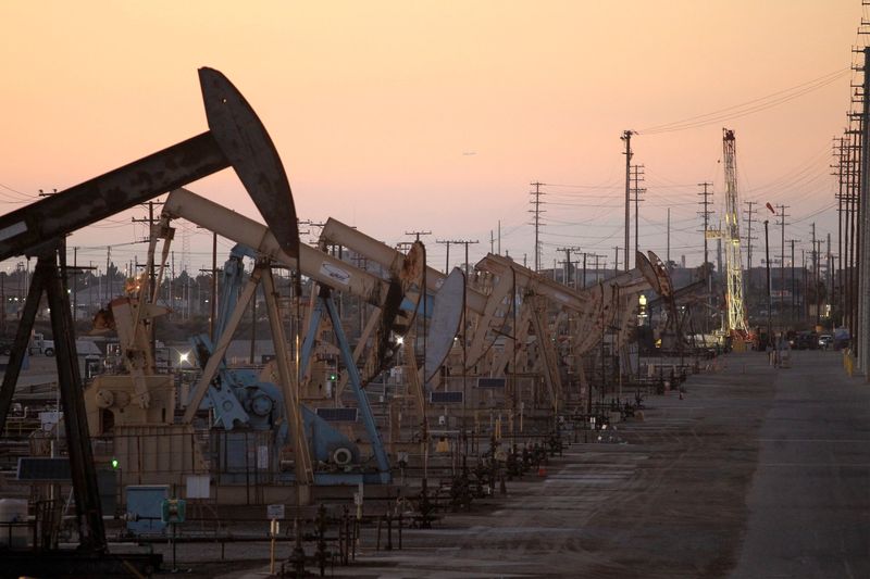 &copy; Reuters. FILE PHOTO: Oil rig pumpjacks, also known as thirsty birds, extract crude from the Wilmington Field oil deposits area near Long Beach, California July 30, 2013.  REUTERS/David McNew/File Photo