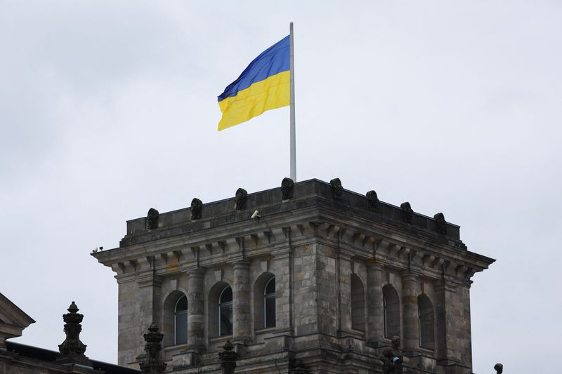 &copy; Reuters. 　２月５日、ウクライナの調査報道機関「bihus.info」は、同国の情報機関である保安局（ＳＢＵ）の支部が記者を違法に監視していたと明らかにした。写真はウクライナの旗。ベルリンで昨