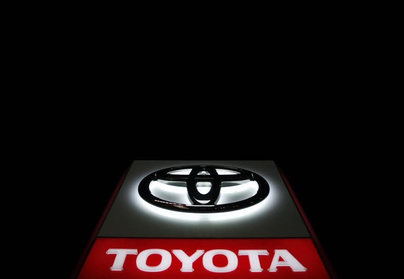 &copy; Reuters. トヨタ自動車は６日、２０２４年３月期の連結業績予想（国際会計基準）を上方修正した。営業利益は従来の４兆５０００億円から４兆９０００億円に引き上げた。写真はトヨタのロゴ。愛