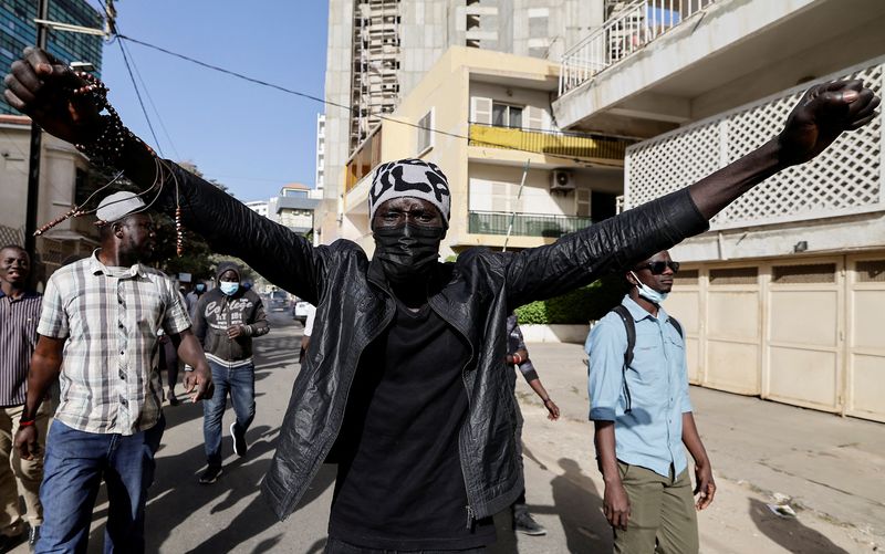 &copy; Reuters. Photo de manifestants sénégalais qui marchent après avoir été repoussés par la police anti-émeute alors qu'ils tentaient de se rassembler pour protester contre le report de l'élection présidentielle. /Photo prise le 5 février 2024 à Dakar, Sén