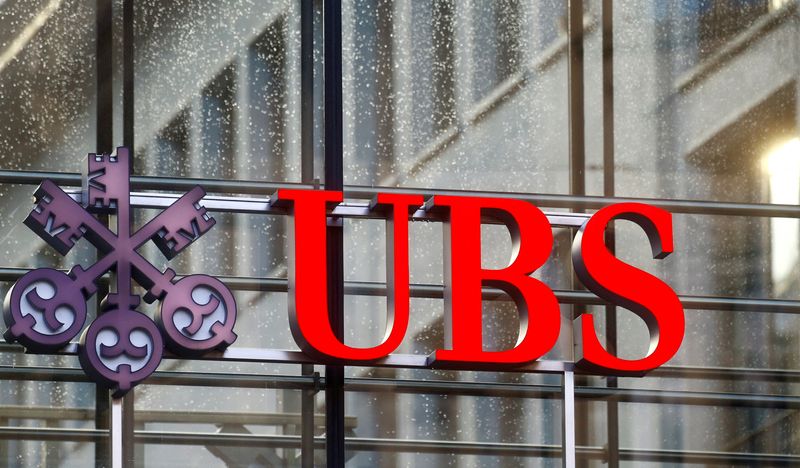 &copy; Reuters. Logo di Ubs a Zurigo. REUTERS/Arnd Wiegmann/File Photo