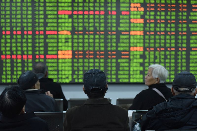&copy; Reuters. Photo d'archives des investisseurs devant un tableau comportant des informations boursières en Chine. /Photo prise le 3 février 2020 à Hangzhou, Chine/REUTERS/China Daily