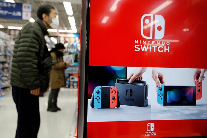 &copy; Reuters. FOTO DE ARCHIVO. El logo de la consola de videojuegos Nintendo Switch en una tienda de electrónica en Tokio, Japón. 3 de marzo de 2017. REUTERS/Toru Hanai