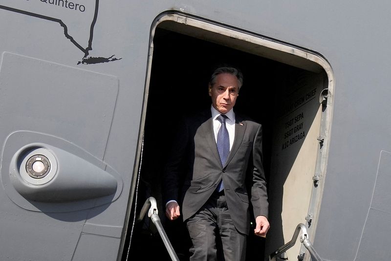 &copy; Reuters. El secretario de Estado estadounidense Antony Blinken a su llegada al aeropuerto de El Cairo, Egipto. 6 de febrero de 2024.  Mark Schiefelbein/Pool vía REUTERS