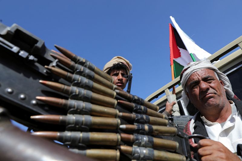 &copy; Reuters. Combatientes hutíes desfilando tras los ataques aéreos de Estados Unidos y el Reino Unido contra posiciones hutíes, cerca de Saná, Yemen. 4 de febrero de 2024.REUTERS/Khaled Abdullah