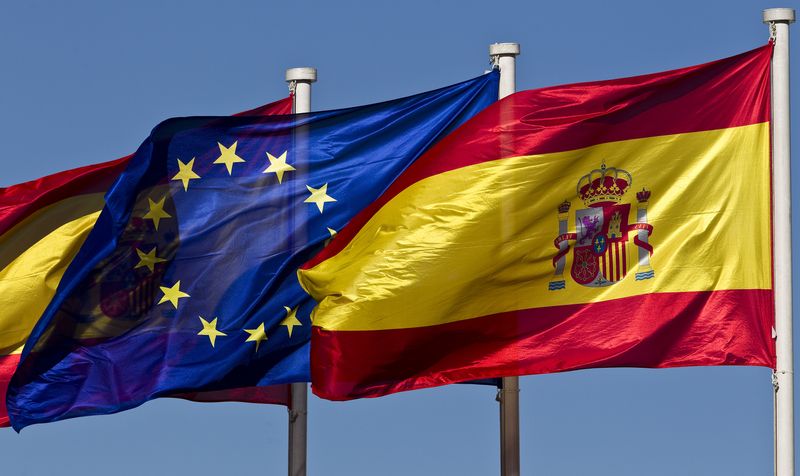 &copy; Reuters. La bandiera dell'Unione Europea sventola accanto a quella della Spagna nel centro di Madrid il 26 gennaio 2010.  Il 1° gennaio la Spagna ha assunto la presidenza dell'Unione Europea per sei mesi, con l'ambizioso obiettivo di garantire la ripresa economic