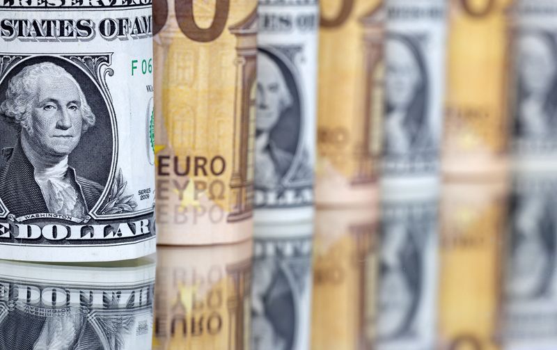 &copy; Reuters. Banconote in dollari ed euro. 17 luglio 2022. REUTERS/Dado Ruvic