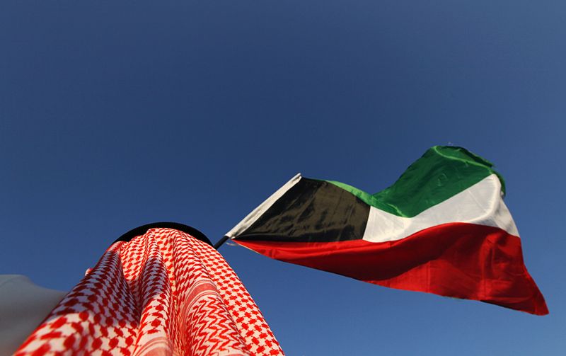 &copy; Reuters. علم الكويت بيد أحد المواطنين في صورة من أرشيف رويترز.