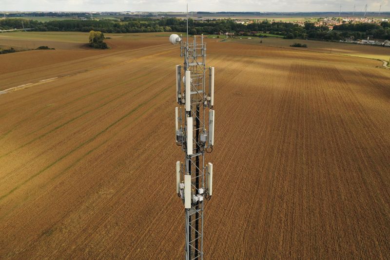 &copy; Reuters. FOTO DE ARCHIVO. Una antena de telefonía móvil en Thun-L'Eveque, Francia. 29 de septiembre de 2022. REUTERS/Pascal Rossignol