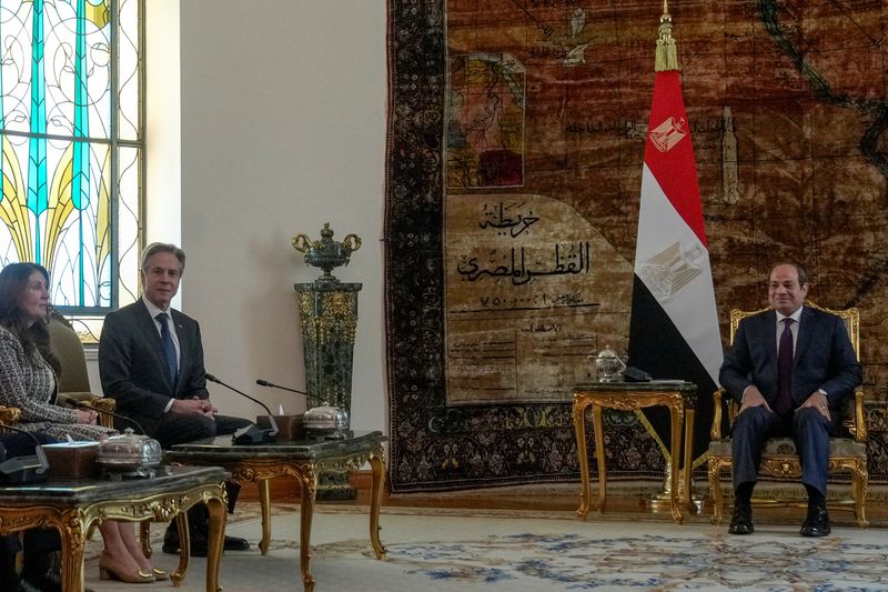 &copy; Reuters. El secretario de Estado de EEUU, Antony Blinken, con el Presidente egipcio Abdulfatah al-Sisi en el Palacio al-Ittihadiya en El Cairo, Egipto. 6 de febrero de 2024. Mark Schiefelbein/Pool vía REUTERS