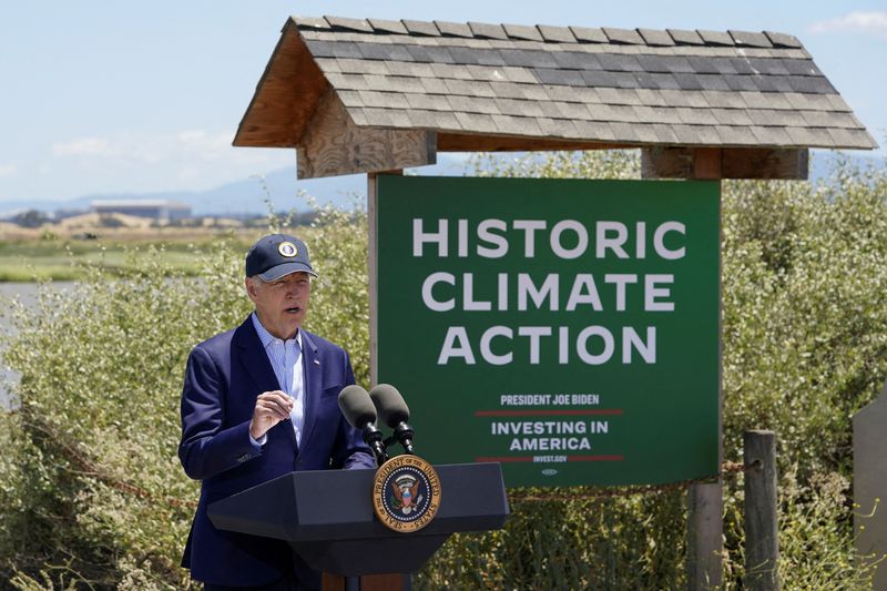 &copy; Reuters. FILE PHOTO: U.S. President Joe Biden speaks about his administration's actions to battle climate change and protect the environment during a visit to Lucy Evans Baylands Nature Interpretive Center and Preserve, in Palo Alto, California, U.S., June 19, 202