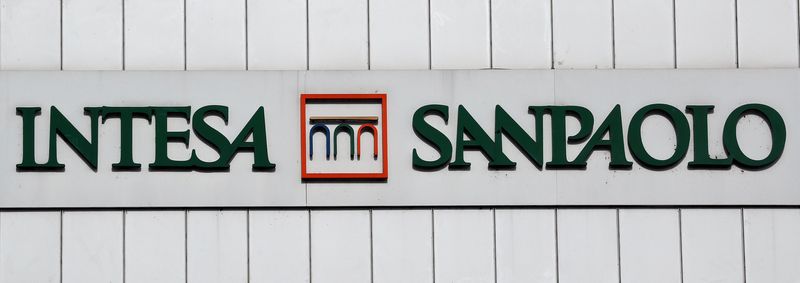 &copy; Reuters. Il logo della banca Intesa San Paolo nella sede centrale di Torino, Italia, 7 novembre 2018. REUTERS/Stefano Rellandini