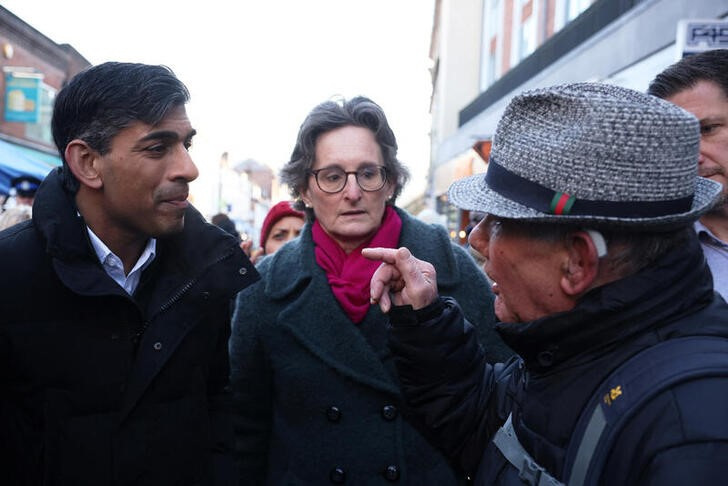 © Reuters. Britain's Prime Minister Rishi Sunak talks with members of the public during a visit in Winchester, Britain January 19, 2024. Dan Kitwood/Pool via REUTERS/files