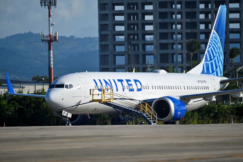 &copy; Reuters. FOTO DE ARCHIVO. Un avión Boeing 737 MAX 9 de United Airlines está en tierra, mientras los pasajeros intentan volver a reservar sus boletos de vuelos cancelados de United Airlines después de que el regulador de seguridad aérea de EEUU, la Administraci