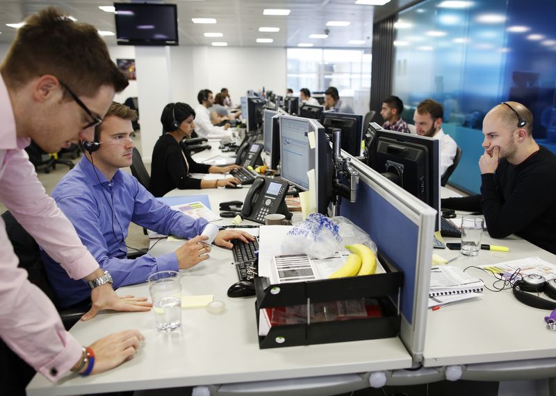 &copy; Reuters. Des traders travaillent pour l'indice IG à Londres. /Photo prise le 19 juin 2013/REUTERS/Olivia Harris