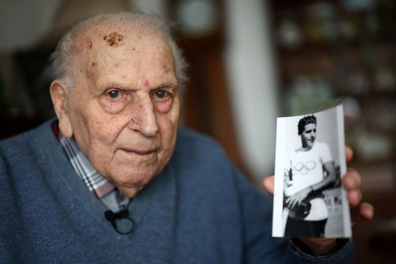 &copy; Reuters. شارل كوست بطل الأولبمياد الفرنسي الذي يكمل العام 100 من عمره يوم الخميس المقبل، خلال مقابلة في شقته بباريس يوم الاثنين. تصوير: ستيفان لوكوك - ر