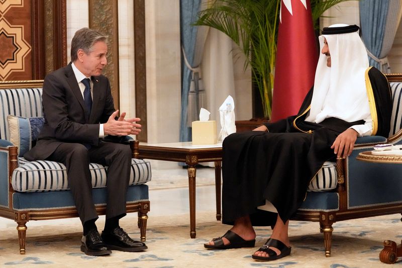 © Reuters. U.S. Secretary of State Antony Blinken meets with Qatar's Amir Sheikh Tamim bin Hamad Al Thani at Lusail Palace, in Doha, Qatar, Tuesday, Feb. 6, 2024. Mark Schiefelbein/Pool via REUTERS