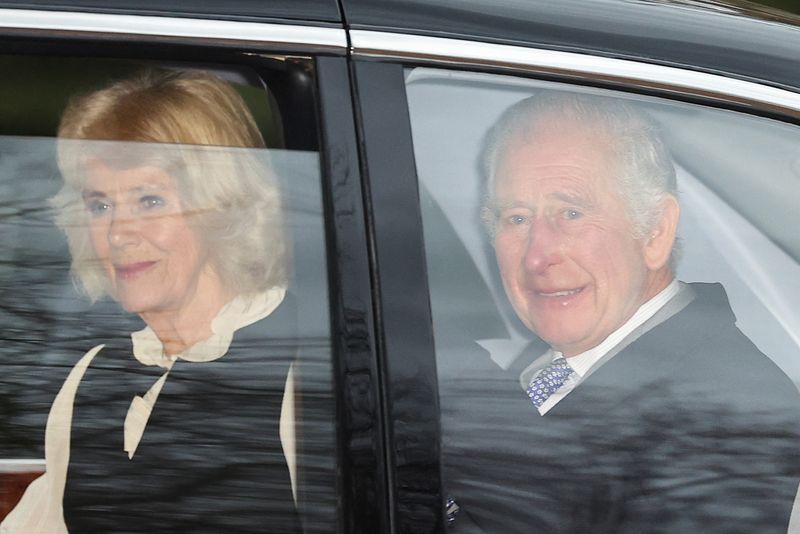 © Reuters. Britain's King Charles and Queen Camilla leave Clarence House, the day after it was announced King Charles has been diagnosed with cancer, in London, Britain, February 6, 2024.REUTERS/Toby Melville