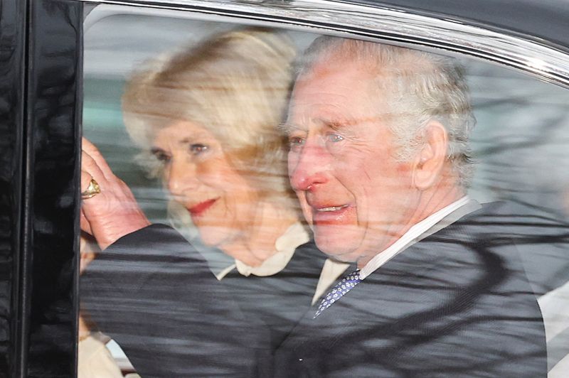 &copy; Reuters. O rei Charles e a rainha Camilla do Reino Unido deixam Clarence House um dia após anúncio de que o monarca foi diagnosticado com câncer, em Londres
06/02/2024
REUTERS/Toby Melville