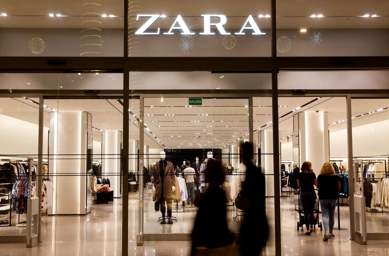 Inditex, propietario de Zara, acuerda renovar las bonificaciones a los trabajadores de sus tiendas en España por Reuters