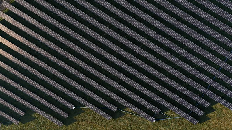 © Reuters. FILE PHOTO: VIew of solar panels at Cambrai-Niergnies photovoltaic power plant in Cambrai, France, February 14, 2023. REUTERS/Pascal Rossignol/File Photo