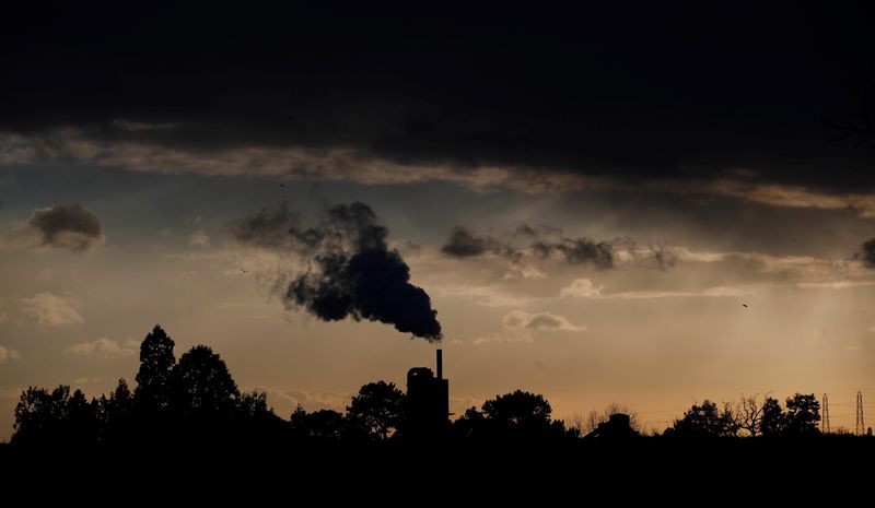 &copy; Reuters. Fumaça sai de chaminé de fábrica em Rugby, na Inglaterra
10/02/2021
REUTERS/Matthew Childs