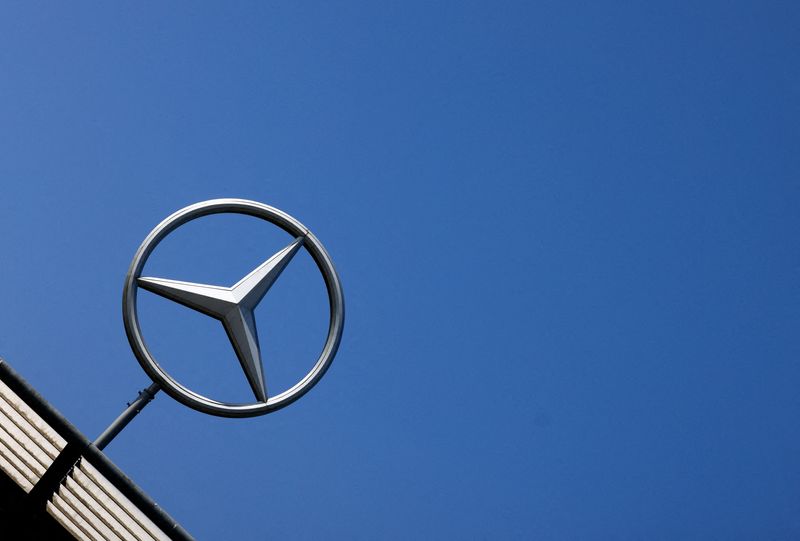© Reuters. Símbolo da Mercedes-Benz em uma concessionária em Bruxelas, Bélgica
01/06/2023
REUTERS/Yves Herman