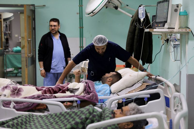 &copy; Reuters. الجراح الفلسطيني الأيرلندي أحمد المخللاتي يتفقد فلسطينيا مصابا جراء قصف إسرائليل بالمستشفى الأوروبي في خان يونس جنوب قطاع غزة يوم 31 يناير 